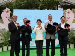 東海湖變天鵝湖 盧媽媽贈黑天鵝與東海大學新生九月一起入學當大一新鮮人
