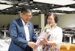 楊文科送太座康乃馨賀節：當偉大母親最強的後盾