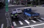 廿七年老舊車拋錨路口   員警徒手推車至安全處