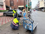 拾荒婦雨天腳踏車脫鏈   暖警徒步推車送修