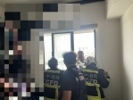 警消人員安撫並乘機救下坐在高樓窗外的女大生