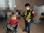 老翁要坐輪椅卻滑動跌落地上無法起身求助警方頻感謝