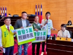 台中四位民進黨議員捧20萬進議場  呼籲市長盧秀燕普發五萬照顧市民