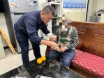 8旬翁搭錯車迷失街頭  運將兒留「愛心字條」  烏日警與店員「接力守護」助團圓
