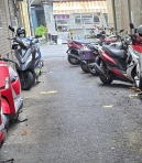 台中市后里區甲后路一段(維恩聯合診所)旁巷內290號、一處本應寬敞通行的巷道、如今卻被密密麻麻、各式各樣的機車佔據、景象令人憂心、這不僅影響了通行便利、更嚴重的是這些停放的車輛、其中不乏已損壞、甚至失去車牌的廢棄機車、恐已嚴重阻礙了巷弄的防火逃生功能、社區居民居家公共安全問題、驟然浮現、引發民眾強烈關切。