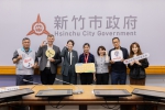 用語言專長連結世界；結合科技與音樂關懷長者   李翊甄、謝明希榮獲台新青少年菁英志工