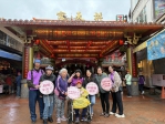 弘毓基金會助身障者與長輩前往白沙屯祈福  母親節前夕送康乃馨