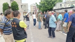 中市水利局人員勘查龍泉市場前道路塌陷情形市民齊聚關心議員張家銨也到場提建議