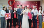 520湧現結婚大熱潮   高虹安送新人玫瑰花並獻上深深祝福