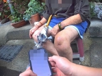 六旬婦人身體不適跌坐路旁  潭北警熱心協助返家