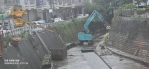 連日不斷的陰雨、也似乎沖刷不清一些工程執行中潛藏的隱憂、今日、有民眾在透過連綿不斷的雨勢間隙、意外驚見后里區文明橋圳溝進行著水泥灌漿工程、這一幕、不僅讓觀察者為之側目、更引發了對於工程品質、執行時機以及相關單位監管嚴謹度的深刻質疑、在天候嚴峻、雨水充沛的條件下進行這項本應精準配比、嚴格控制的水泥工程、究竟是承攬商的急急完工、還是相關單位的疏忽、此舉的長遠影響、恐將超出當前雨水稀釋水泥的程度、為地方基層設施埋下日後的隱患。