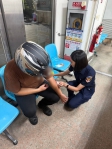 騎士「犁田」受傷忍痛返家  借「這物」實習警專生驚見滲血暖心包紮