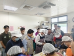 行銷身障機構秋節產品 翁章梁縣長若竹兒親手烘焙推廣