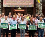 民進黨台中市長候選人何欣純陪同同黨北屯新人陳信秀参香，祈求承接前議員民主香火！