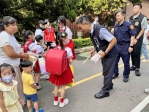 校長也穿制服上學清水員警化身「護童使者」陪萌娃開心迎開學