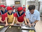 中秋月餅不用買！31位莪馨媽媽親手烘焙800顆蛋黃酥送愛