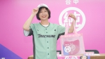 民進黨台中市長候選人、立法委員何欣純募款小物登場！攜競總主委、立法委員蔡其昌穿球衣、戴純字帽應援台中  跑跑純應援巾、台中純網袋亮相  限量200組感恩大全套11時28分上線