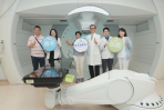 健檢揪出7.2公分腫瘤 7旬婦確診中期肝癌、質子治療後縮小逾6成 最新世代質子治療設備助攻 中醫大附醫第二質子治療室正式啟用