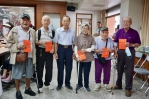 敬老誠意足   萬和宮發放南屯區90至99歲敬老禮金   耆老讚很有人情味   與蕭董事長親切互動暢談長壽之道