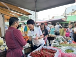 陳亭妃偕陳秋萍. 等走訪永康兵仔市場