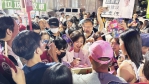 清水媳婦捲欣潮！民進黨台中市長候選人、立法委員何欣純逛五權夜市　掃街秒變粉絲見面會