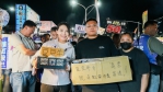 高虹安迺夜市兼拜票    圈粉要求簽名合照
